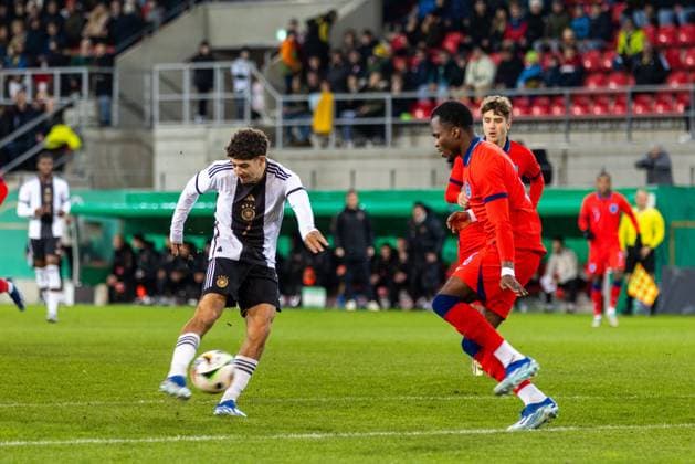 20 11 2023, Football, GER, International match, U20 Elite League, Germany England Football Ben Bobzien vs Nelson Abbey Eng DFL REGULATIONS PROHIBIT ANY USE OF PHOTOGRAPHS AS IMAGE SEQUENCES AND OR QUASI VIDEO Regensburg Bayern Germany Jahnstadion Regensburg