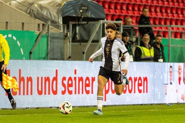 20 11 2023, Football, GER, International match, U20 Elite League, Germany England Football Ben Bobzien Germany DFL REGULATIONS PROHIBIT ANY USE OF PHOTOGRAPHS AS IMAGE SEQUENCES AND OR QUASI VIDEO Regensburg Bayern Germany Jahnstadion Regensburg
