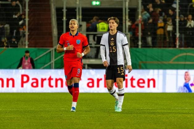 20 11 2023, Football, GER, International match, U20 Elite League, Germany England Football Mateo Joseph Eng and Tim Oermann DFL REGULATIONS PROHIBIT ANY USE OF PHOTOGRAPHS AS IMAGE SEQUENCES AND OR QUASI VIDEO Regensburg Bayern Germany Jahnstadion Regensburg