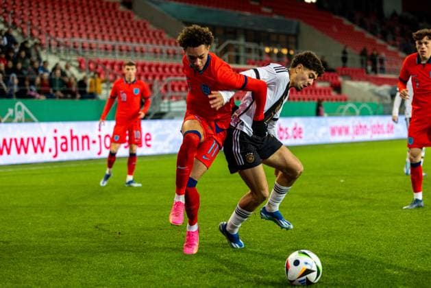 20 11 2023, Football, GER, International match, U20 Elite League, Germany England Football DFL REGULATIONS PROHIBIT ANY USE OF PHOTOGRAPHS AS IMAGE SEQUENCES AND OR QUASI VIDEO Regensburg Bayern Germany Jahnstadion Regensburg