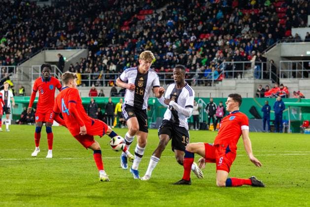 20 11 2023, Football, GER, International match, U20 Elite League, Germany England Football Oliver Arblaster Eng , Aljosha Kemlein, Ilyas Ansah and Ronnie Edwards Eng DFL REGULATIONS PROHIBIT ANY USE OF PHOTOGRAPHS AS IMAGE SEQUENCES AND OR QUASI VIDEO Regensburg Bayern Germany Jahnstadion Regensburg