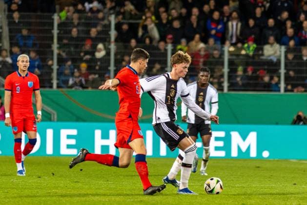 20 11 2023, Football, GER, International match, U20 Elite League, Germany England Football Paul Wanner on the ball in front of Ronnie Edwards Eng DFL REGULATIONS PROHIBIT ANY USE OF PHOTOGRAPHS AS IMAGE SEQUENCES AND OR QUASI VIDEO Regensburg Bayern Germany Jahnstadion Regensburg