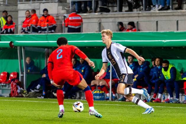 20 11 2023, Football, GER, International match, U20 Elite League, Germany England Football Tom Rothe on the ball against Ryan Andrews Eng DFL REGULATIONS PROHIBIT ANY USE OF PHOTOGRAPHS AS IMAGE SEQUENCES AND OR QUASI VIDEO Regensburg Bayern Germany Jahnstadion Regensburg