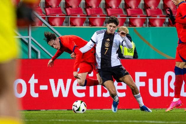 20 11 2023, Football, GER, International match, U20 Elite League, Germany England Football Ronnie Edwards Eng vs Ben Bobzien DFL REGULATIONS PROHIBIT ANY USE OF PHOTOGRAPHS AS IMAGE SEQUENCES AND OR QUASI VIDEO Regensburg Bayern Germany Jahnstadion Regensburg