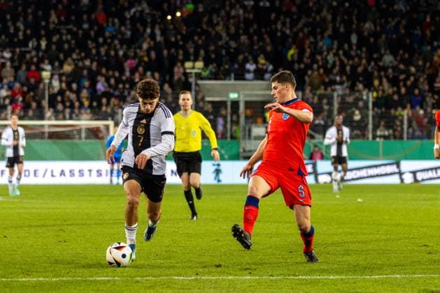 20 11 2023, Football, GER, International match, U20 Elite League, Germany England Football Ben Bobzien on the ball against Ronnie Edwards Eng DFL REGULATIONS PROHIBIT ANY USE OF PHOTOGRAPHS AS IMAGE SEQUENCES AND OR QUASI VIDEO Regensburg Bayern Germany Jahnstadion Regensburg