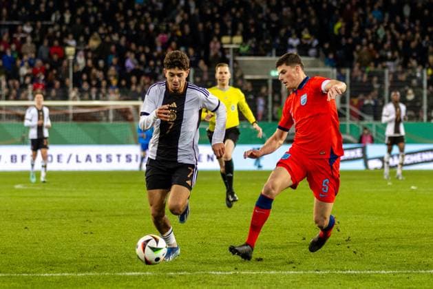 20 11 2023, Football, GER, International match, U20 Elite League, Germany England Football Ben Bobzien on the ball against Ronnie Edwards Eng DFL REGULATIONS PROHIBIT ANY USE OF PHOTOGRAPHS AS IMAGE SEQUENCES AND OR QUASI VIDEO Regensburg Bayern Germany Jahnstadion Regensburg