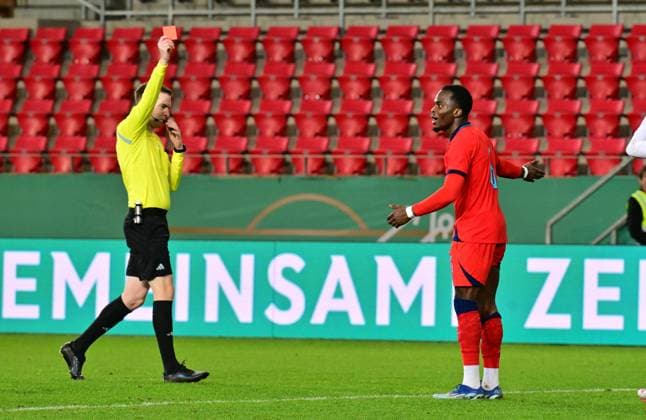 20 11 2023 Soccer German national football team national team U20 juniors DFB international match Germany gg England xwoxzix Martin Speckner referee shows Nelson Abbey 6, England red card red sending off