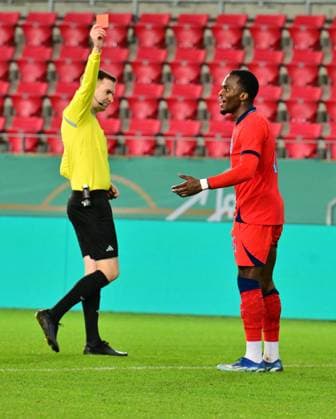 20 11 2023 Soccer German national football team national team U20 juniors DFB international match Germany gg England xwoxzix Martin Speckner referee shows Nelson Abbey 6, England red card red sending off