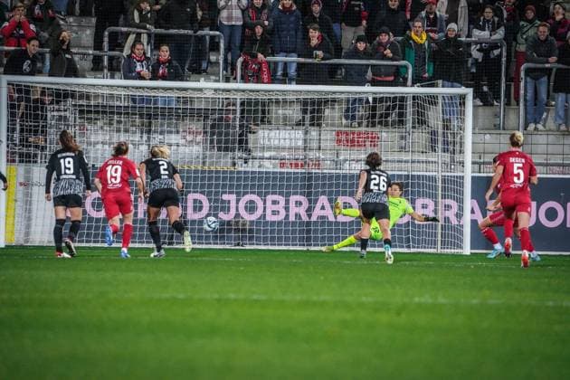 SC Freiburg 1 FC Köln Soccer Google Pixel Womens Bundesliga 2023 2024, Matchday 8, SC Freiburg 1 FC Köln, Dreisamstadion Goal celebration after Colognes Martyna Wiankowska scored the 2-1 equalizer from the penalty spot