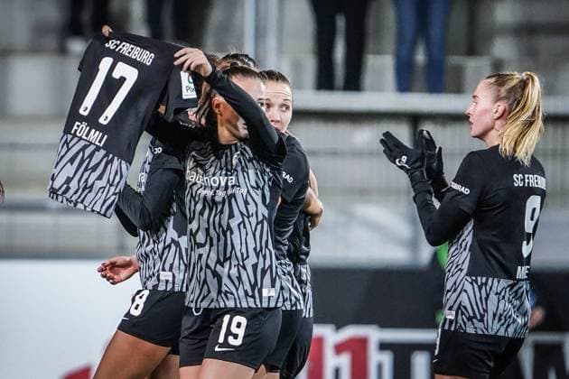 SC Freiburg 1 FC Köln Football Google Pixel Womens Bundesliga 2023 2024, Matchday 8, SC Freiburg 1 FC Köln, Dreisamstadion 2 0 for Freiburg, Freiburg player Annabel Schasching holds up the jersey in solidarity with injured Freiburg player Svenja Fölmli