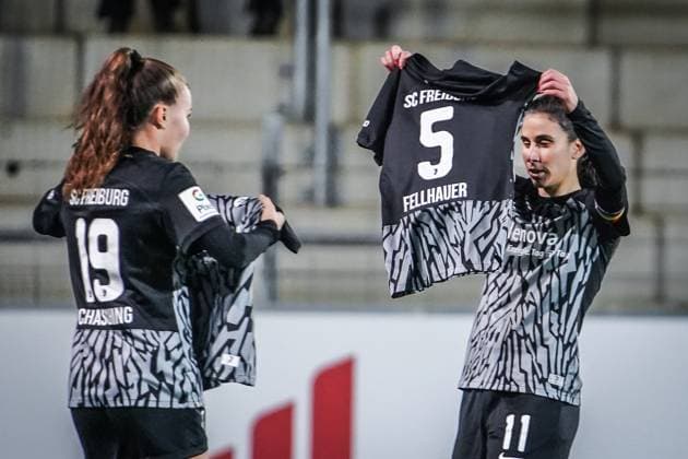 SC Freiburg 1 FC Köln Soccer Google Pixel Womens Bundesliga 2023 2024, Matchday 8, SC Freiburg 1 FC Köln, Dreisamstadion After the 2-0 by Freiburgs Hasret Kayikci, the player holds up the jersey of the injured Freiburgs Kim Fellhauer
