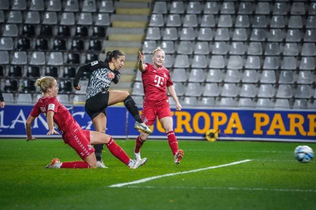 SC Freiburg 1 FC Köln Soccer Google Pixel Womens Bundesliga 2023 2024, Matchday 8, SC Freiburg 1 FC Köln, Dreisamstadion Goal kick by Freiburgs Hasret Kayikci to 2 0