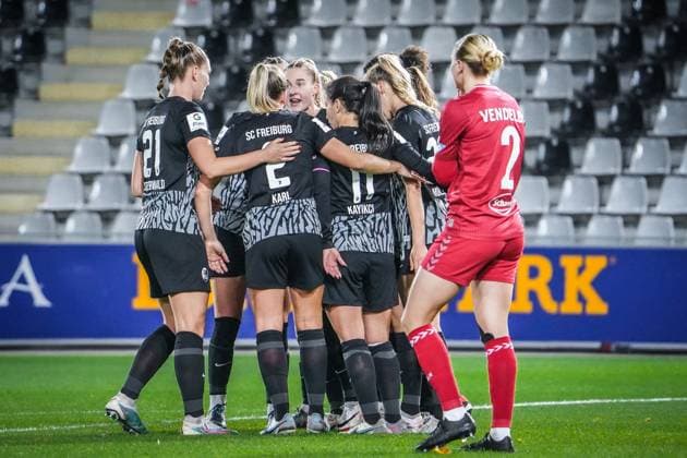 SC Freiburg 1 FC Köln Soccer Google Pixel Womens Bundesliga 2023 2024, Matchday 8, SC Freiburg 1 FC Köln, Dreisamstadion Cheering after the 2 0