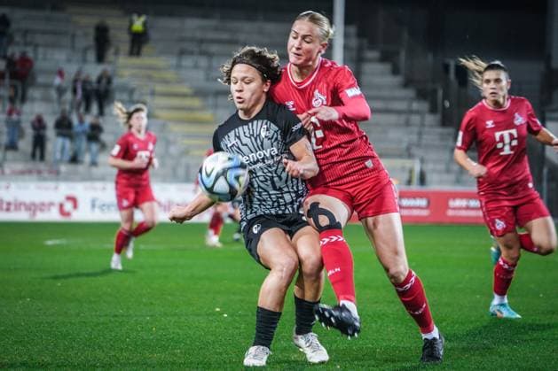 SC Freiburg 1 FC Köln Soccer Google Pixel Womens Bundesliga 2023 2024, Matchday 8, SC Freiburg 1 FC Köln, Dreisamstadion Freiburgs Cora Zicai behind Colognes Dora Zeller