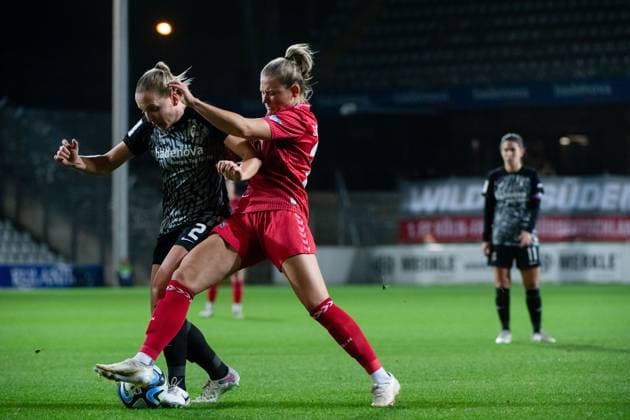 Marleen Schimmer FC Koeln, 23 in duel with Lisa Karl SC Freiburg, 02 , GER, SC Freiburg vs FC Koeln, Football Google Pixel Frauen Bundesliga, 8 Spieltag, Saison 2023 2024, 20 11 2023 DFB regulations prohibit any use of photographs as image sequences and or quasi video GER, SC Freiburg vs FC Koeln, Football Google Pixel Frauen Bundesliga, 8 Spieltag, Saison 2023 2024, 20 11 2023 Freiburg Copyright: xEibner-Pressefoto Memmlerx EP_MMR