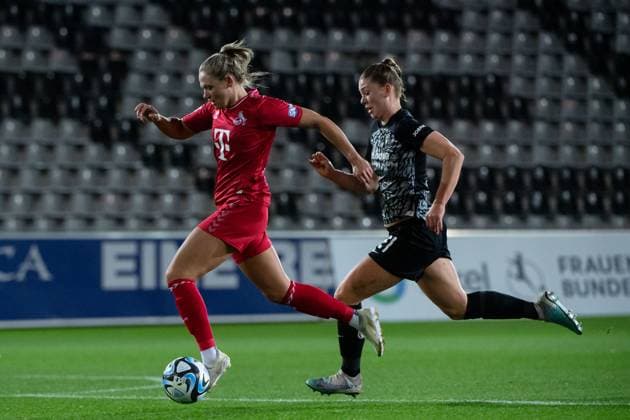 Marleen Schimmer FC Koeln, 23 in duel with Samantha Steuerwald SC Freiburg, 21 , GER, SC Freiburg vs FC Koeln, Football Google Pixel Womens Bundesliga, Matchday 8, Season 2023 2024, 20 11 2023 DFB regulations prohibit any use of photographs as image sequences and or quasi video GER, SC Freiburg vs FC Koeln, Football Google Pixel Womens Bundesliga, Matchday 8, Season 2023 2024, 20 11 2023 Freiburg Copyright: xEibner-Pressefoto Memmlerx EP_MMR