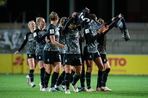 Hasret Kayikci SC Freiburg, 11 , Samantha Steuerwald SC Freiburg, 21 , Janina Minge SC Freiburg, 09 and team celebrate the goal for 2 0 with jerseys by Kim Fellhauer Freiburg, 05 , Svenja Foelmli SC Freiburg, 17 , GER, SC Freiburg vs FC Koeln, Football Google Pixel Womens Bundesliga, 8 Spieltag, Saison 2023 2024, 20 11 2023 DFB regulations prohibit any use of photographs as image sequences and or quasi video GER, SC Freiburg vs FC Koeln, Fußball Google Pixel Frauen Bundesliga, 8 Spieltag, Saison 2023 2024, 20 11 2023 Freiburg Copyright: xEibner-Pressefoto Memmlerx EP_MMR
