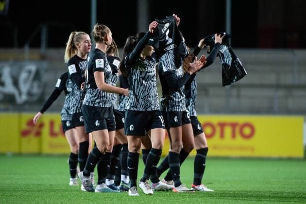 Hasret Kayikci SC Freiburg, 11 , Samantha Steuerwald SC Freiburg, 21 , Janina Minge SC Freiburg, 09 and team celebrate the goal for 2 0 with jerseys by Kim Fellhauer Freiburg, 05 , Svenja Foelmli SC Freiburg, 17 , GER, SC Freiburg vs FC Koeln, Football Google Pixel Womens Bundesliga, 8 Spieltag, Saison 2023 2024, 20 11 2023 DFB regulations prohibit any use of photographs as image sequences and or quasi video GER, SC Freiburg vs FC Koeln, Fußball Google Pixel Frauen Bundesliga, 8 Spieltag, Saison 2023 2024, 20 11 2023 Freiburg Copyright: xEibner-Pressefoto Memmlerx EP_MMR