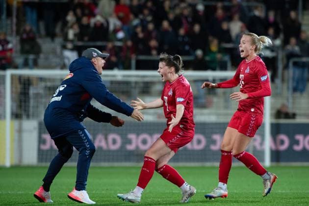 Adriana Achinska FC Koeln, 09 , Celina Degen FC Koeln, 05 , Daniel Weber FC Koeln, Trainer jubeln über das Tor zum 2 3, GER, SC Freiburg vs FC Koeln, Fußball Google Pixel Frauen Bundesliga, 8 Spieltag, Saison 2023 2024, 20 11 2023 DFB regulations prohibit any use of photographs as image sequences and or quasi video GER, SC Freiburg vs FC Koeln, Fussball Google Pixel Frauen Bundesliga, 8 Spieltag, Saison 2023 2024, 20 11 2023 Freiburg Copyright: xEibner-Pressefoto Memmlerx EP_MMR