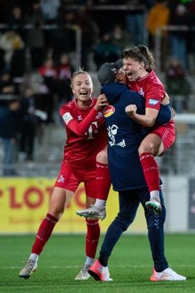 Adriana Achinska FC Koeln, 09 , Celina Degen FC Koeln, 05 , Daniel Weber FC Koeln, Trainer jubeln über das Tor zum 2 3, GER, SC Freiburg vs FC Koeln, Fußball Google Pixel Frauen Bundesliga, 8 Spieltag, Saison 2023 2024, 20 11 2023 DFB regulations prohibit any use of photographs as image sequences and or quasi video GER, SC Freiburg vs FC Koeln, Fussball Google Pixel Frauen Bundesliga, 8 Spieltag, Saison 2023 2024, 20 11 2023 Freiburg Copyright: xEibner-Pressefoto Memmlerx EP_MMR
