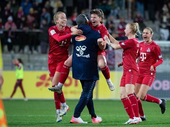 Adriana Achinska FC Koeln, 09 , Celina Degen FC Koeln, 05 , Daniel Weber FC Koeln, Trainer , Anna Gerhardt FC Koeln, 21 jubilate over the goal to 2 3, GER, SC Freiburg vs FC Koeln, Football Google Pixel Womens Bundesliga, 8 Matchday, Season 2023 2024, 20 11 2023 DFB regulations prohibit any use of photographs as image sequences and or quasi video GER, SC Freiburg vs FC Koeln, Football Google Pixel Womens Bundesliga, 8 Matchday, Season 2023 2024, 20 11 2023 Freiburg Copyright: xEibner-Pressefoto Memmlerx EP_MMR