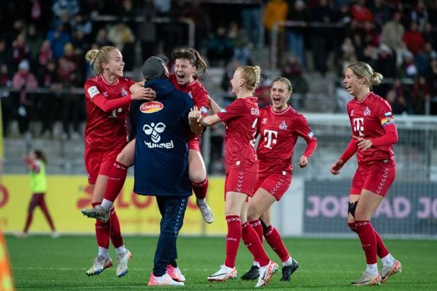 Adriana Achinska FC Koeln, 09 , Celina Degen FC Koeln, 05 , Daniel Weber FC Koeln, Trainer , Anna Gerhardt FC Koeln, 21 , Sharon Beck FC Koeln, 10 celebrate the goal for 2 3, GER, SC Freiburg vs FC Koeln, Football Google Pixel Womens Bundesliga, 8 Spieltag, Saison 2023 2024, 20 11 2023 DFB regulations prohibit any use of photographs as image sequences and or quasi video GER, SC Freiburg vs FC Koeln, Fußball Google Pixel Frauen Bundesliga, 8 Spieltag, Saison 2023 2024, 20 11 2023 Freiburg Copyright: xEibner-Pressefoto Memmlerx EP_MMR
