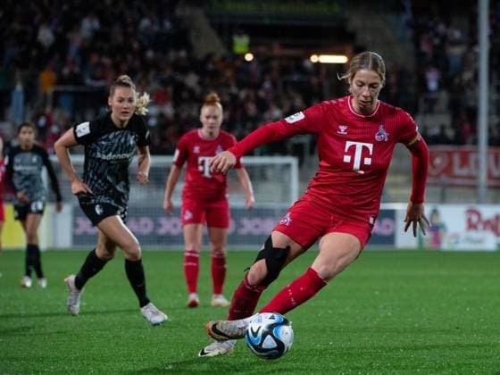 Sharon Beck FC Koeln, 10 on the ball, GER, SC Freiburg vs FC Koeln, Football Google Pixel Womens Bundesliga, Matchday 8, Season 2023 2024, 20 11 2023 DFB regulations prohibit any use of photographs as image sequences and or quasi video GER, SC Freiburg vs FC Koeln, Football Google Pixel Womens Bundesliga, Matchday 8, Season 2023 2024, 20 11 2023 Freiburg Copyright: xEibner-Pressefoto Memmlerx EP_MMR