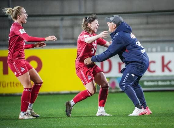 SC Freiburg 1 FC Köln Football Google Pixel Womens Bundesliga 2023 2024, Matchday 8, SC Freiburg 1 FC Köln, Dreisamstadion Goal and jubilation for Colognes Adriana Achcinska and Cologne coach Daniel Weber with Colognes Celina Degen