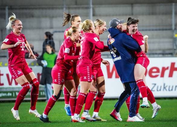 SC Freiburg 1 FC Köln Football Google Pixel Womens Bundesliga 2023 2024, Matchday 8, SC Freiburg 1 FC Köln, Dreisamstadion Goal and cheers for 3 2 by Colognes Adriana Achcinska, who is celebrated by Cologne coach Daniel Weber and her teammates.