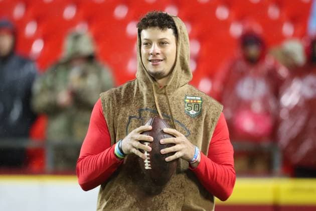 KANSAS CITY, MO - NOVEMBER 20: Kansas City Chiefs quarterback Patrick Mahomes (15) tries to stay dry while warming up before an NFL, American Football Herren, USA football game between the Philadelphia Eagles and Kansas City Chiefs on Nov 20, 2023 at GEHA Field at Arrowhead Stadium in Kansas City, MO. (Photo by Scott Winters Icon Sportswire) NFL: NOV 20 Eagles at Chiefs EDITORIAL USE ONLY Icon2311200030