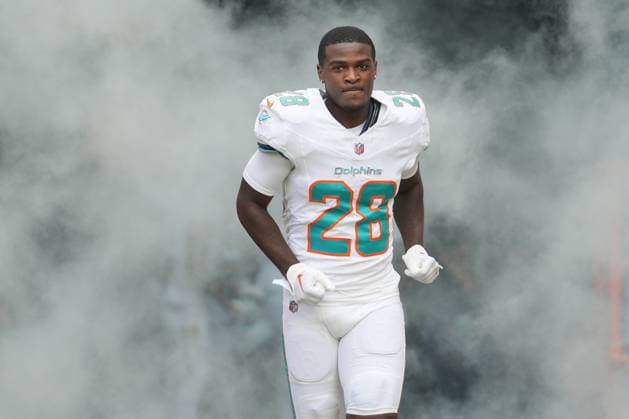 MIAMI GARDENS, FL - NOVEMBER 19: Miami Dolphins running back De Von Achane (28) enters the field during pregame introductions during the game between the Las Vegas Raiders and the Miami Dolphins on Sunday, November 19, 2023 at Hard Rock Stadium, Miami, Fla. (Photo by Peter Joneleit Icon Sportswire) NFL, American Football Herren, USA NOV 19 Raiders at Dolphins EDITORIAL USE ONLY Icon231119067