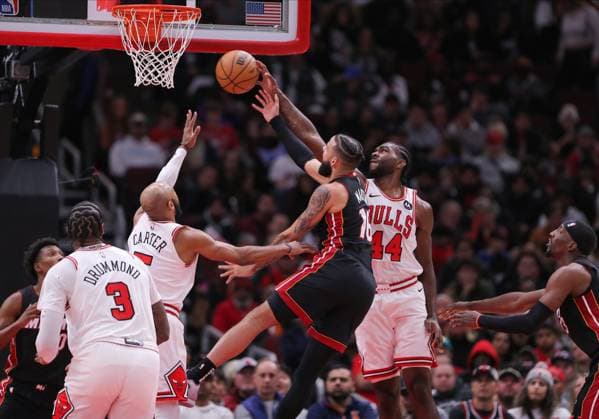 Sport Themen der Woche KW47 Sport Bilder des Tages CHICAGO, IL - NOVEMBER 20: Patrick Williams 44 of the Chicago Bulls blocks Caleb Martin 16 of the Miami Heat shot during the second half at the United Center on November 20, 2023 in Chicago, Illinois. (Photo by Melissa Tamez Icon Sportswire) NBA, Basketball Herren, USA NOV 20 Heat at Bulls EDITORIAL USE ONLY Icon23112040
