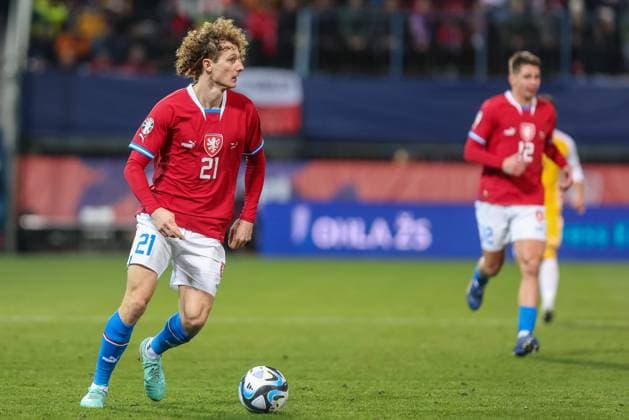 OLOMOUC 20.11.2023 MECZ 10. KOLEJKA ELIMINACJE DO MISTRZOSTW EUROPY 2024 GRUPA E: CZECHY - MOLDAWIA - QUALIFICATION FOR UEFA EURO, EM, Europameisterschaft,Fussball 2024 MATCH GROUP E IN OLOMUNIEC: CZECH REPUBLIC - MOLDOVA ALEX KRAL FOT. MICHAL CHWIEDUK FOKUSMEDIA NEWSPIX.PL --- Newspix.pl  231120CHW101