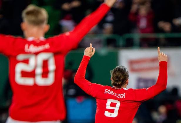 Sport Bilder des Tages SOCCER - AUT vs GER, test match VIENNA,AUSTRIA,21.NOV.23 - SOCCER - OEFB International Friendly, Länderspiel, Nationalmannschaft match, Austria vs Germany. Image shows the rejoicing of Marcel Sabitzer and Konrad Laimer (AUT).  GEPAxpictures xEdgarxEisner