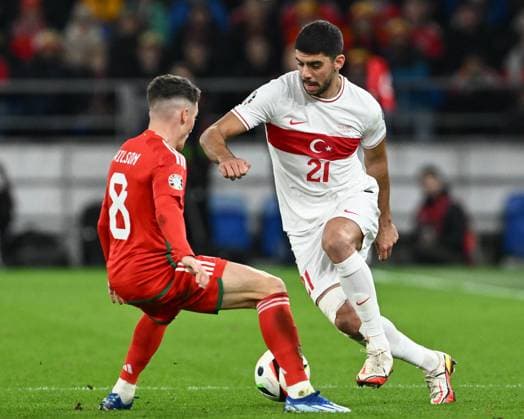 UEFA EURO, EM, Europameisterschaft,Fussball Group D Qualifiers Wales v Turkey Cenk Özkacar of Turkey takes on Harry Wilson of Wales during the UEFA Euro Group D Qualifier match Wales vs Turkey at Cardiff City Stadium, Cardiff, United Kingdom, 21st November 2023 (Photo by Craig Thomas News Images) Cardiff Cardiff City Stadium South Glamorgan United Kingdom Copyright: xCraigxThomas NewsxImagesx
