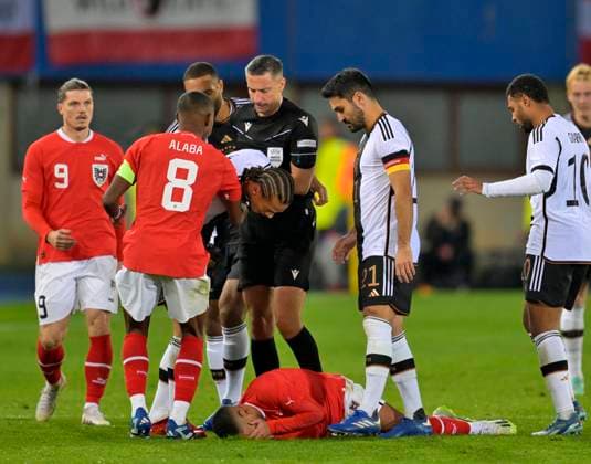 Sport Themen der Woche KW47 Sport Bilder des Tages 21.11.2023, Fussball, Länderspiel, Testspiel 2023 24, Österreich - Deutschland, im Ernst Happel Stadion Wien, Philipp Mwene (Österreich) liegt am Boden, Leroy Sane (Deutschland) beschimpft ihn ***DFL and DFB regulations prohibit any use of photographs as image sequences and or quasi-video.*** *** 21 11 2023, Football, International match, Test match 2023 24, Austria Germany, at Ernst Happel Stadium Vienna, Philipp Mwene Austria lies on the ground, Leroy Sane Germany insults him DFL and DFB regulations prohibit any use of photographs as image sequences and or quasi video