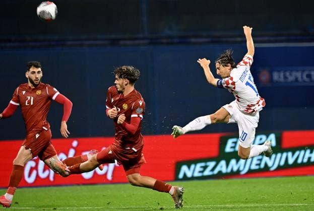 Sport Themen der Woche KW47 Sport Bilder des Tages Croatia, Zagreb, 211123. Nair Tiknizyan and Luka Modric at the match Croatia - Armenia, in the 10th round of group D qualification for UEFA EURO, EM, Europameisterschaft,Fussball 2024, which is played at the Maksimir Stadium. Photo: Goran Mehkek CROPIX Copyright: xxGoranxMehkekx xCROPIXx gm_hrvatska_armenija51-211123