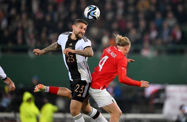 FOOTBALL INTERNATIONAL Test match in Vienna Austria Germany 21 11 2023 Robert Andrich left, Germany against Xaver Schlager right, Austria