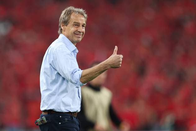 SHENZHEN, CHINA - NOVEMBER 21: Jurgen Klinsmann, head coach of South Korea, thumbs up during the 2026 FIFA World Cup, WM, Weltmeisterschaft, Fussball Qualifier second round Group C match between China and South Korea at Shenzhen Universiade Sports Centre on November 21, 2023 in Shenzhen, Guangdong Province of China.  Copyright: xVCGx 111465628742