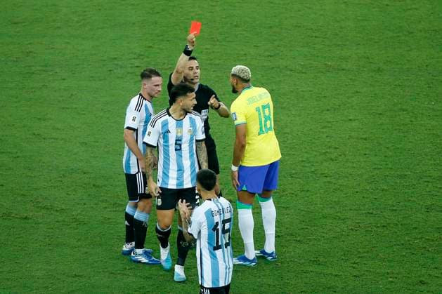 Sport Themen der Woche KW47 Sport Bilder des Tages 21st November 2023; Stadium Maracana, Rio de Janeiro, Brazil: World, Cup 2026 Football qualification, Brazil versus Argentina: Referee Piedro Maza (CHI), red cards Joelinton of Brazil  ActionPlus12578237 SatiroxSodr& xe9;