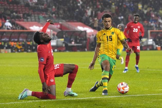 November 21, 2023, TORONTO, ON, CAN: Canada s Alphonso Davies (left) reacts after losing the ball to Jamaica s Joel Latibeaudiere during first half CONCACAF Nations League quarterfinal action in Toronto, on Tuesday, November 21, 2023. Alphonso Davies; Joel Latibeaudiere  - ZUMAc35_ 20231121_zaf_c35_229 Copyright: xChrisxYoungx