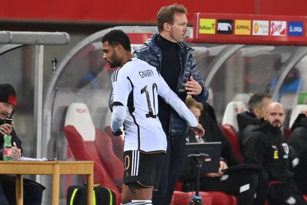 National coach Julian NAGELSMANN GER with Serge GNABRY GER after substitution Soccer international Austria AUT Germany GER 2 0 on 21 11 2023 ,Ernst Happel Stadion in Vienna