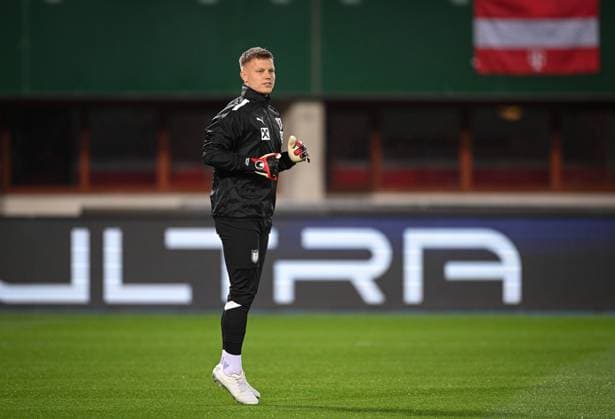 FOOTBALL INTERNATIONAL Test match in Vienna Austria Germany 21 11 2023 Goalkeeper Patrick Pentz Austria warming up