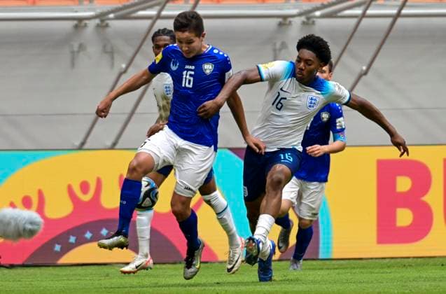 (231122) -- JAKARTA, Nov. 22, 2023 -- Myles Lewis-Skelly (R) of England competes with Mukhammedali Reimov of Uzbekistan during the round of 16 match of the FIFA U-17 World Cup Indonesia 2023 between England and Uzbekistan at The Jakarta International Stadium in Jakarta, Indonesia, Nov. 22, 2023. ) (SP)INDONESIA-JAKARTA-FOOTBALL-FIFA U17, U 17 WORLD CUP-ROUND OF 16-ENG VS UZB Zulkarnain 