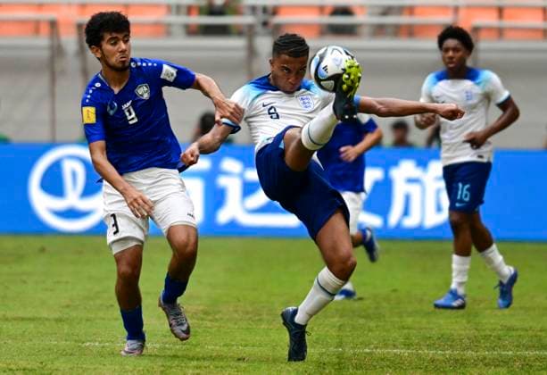 (231122) -- JAKARTA, Nov. 22, 2023 -- Lakyle Samuel (front R) of England competes with Amirbek Saidov of Uzbekistan during the round of 16 match of the FIFA U-17 World Cup Indonesia 2023 between England and Uzbekistan at The Jakarta International Stadium in Jakarta, Indonesia, Nov. 22, 2023. ) (SP)INDONESIA-JAKARTA-FOOTBALL-FIFA U17, U 17 WORLD CUP-ROUND OF 16-ENG VS UZB Zulkarnain 