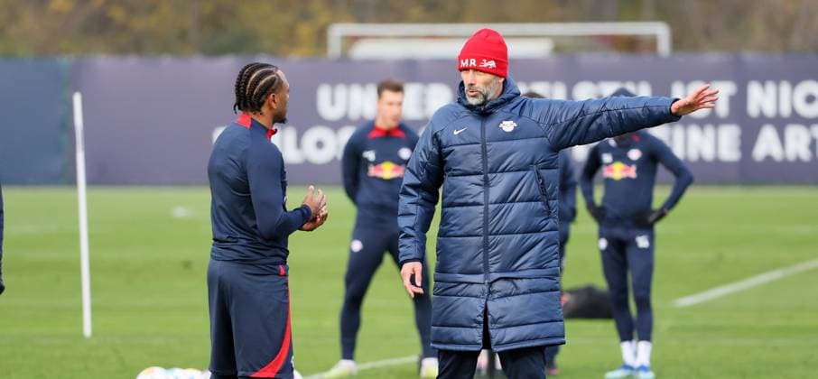 Sport Themen der Woche KW47 Sport Bilder des Tages RB Leipzig - Training Bundesliga Leipzig, 23.11.2023, Red Bull Trainingszentrum am Cottaweg, Akademie, Fussball, Rasenballsport Leipzig, Training RB Leipzig, Im Bild von rechts; Trainer Marco Rose, Lois Openda , *** RB Leipzig training Bundesliga Leipzig, 23 11 2023, Red Bull training center at Cottaweg, academy, football, Rasenballsport Leipzig, training RB Leipzig, In the picture from the right coach Marco Rose, Lois Openda ,