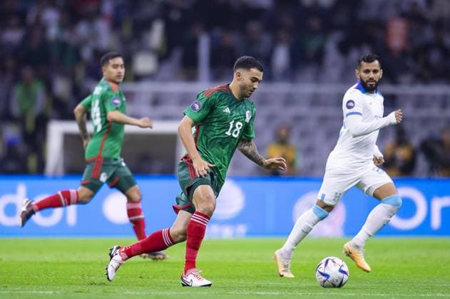 RECORD DATE NOT STATED CONCACAF NATIONS LEAGUE 2022-2023 Mexico vs Honduras CFV Luis Chavez of Mexico during the game Mexican national team, Nationalteam (Mexico) vs Honduras, corresponding to the Quarterfinals second Leg of the Concacaf Nations League 2023-2024, at Azteca, on November 21, 2023. <br><br> Luis Chavez de Mexico durante el partido Seleccion Nacional Mexicana (Mexico) vs Honduras, correspondiente a Cuartos de Final Vuelta de la Liga de Naciones de Concacaf 2023-2024, en el Estadio Azteca, el 21 de Noviembre de 2023. CIUDAD DE MEXICO CDMX MEXICO  Copyright: xJosexLuisxMelgarejox 20231121204033_CNL_CFV_MEX_HON_CHAVEZ106