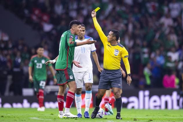 RECORD DATE NOT STATED CONCACAF NATIONS LEAGUE 2022-2023 Mexico vs Honduras CFV Referee Ivan Barton of El Salvador shows yellow card to Edson Alvarez of Mexico during the game Mexican national team, Nationalteam (Mexico) vs Honduras, corresponding to the Quarterfinals second Leg of the Concacaf Nations League 2023-2024, at Azteca, on November 21, 2023. <br><br> Arbitro Ivan Barton of El Salvador muestra tarjeta amarilla a Edson Alvarez de Mexico durante el partido Seleccion Nacional Mexicana (Mexico) vs Honduras, correspondiente a Cuartos de Final Vuelta de la Liga de Naciones de Concacaf 2023-2024, en el Estadio Azteca, el 21 de Noviembre de 2023. CIUDAD DE MEXICO CDMX MEXICO  Copyright: xJosexLuisxMelgarejox 20231121204715_CNL_CFV_MEX_HON_ALVAREZ117