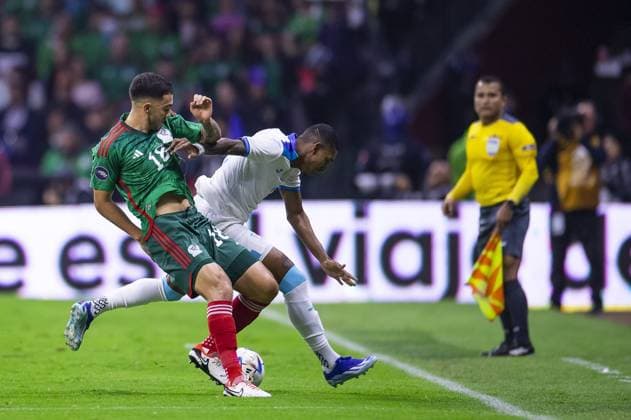 RECORD DATE NOT STATED CONCACAF NATIONS LEAGUE 2022-2023 Mexico vs Honduras CFV (L-R), Luis Chavez of Mexico and Rigoberto Rivas of Honduras during the game Mexican national team, Nationalteam (Mexico) vs Honduras, corresponding to the Quarterfinals second Leg of the Concacaf Nations League 2023-2024, at Azteca, on November 21, 2023. <br><br> (I-D), Luis Chavez de Mexico y Rigoberto Rivas de Honduras durante el partido Seleccion Nacional Mexicana (Mexico) vs Honduras, correspondiente a Cuartos de Final Vuelta de la Liga de Naciones de Concacaf 2023-2024, en el Estadio Azteca, el 21 de Noviembre de 2023. CIUDAD DE MEXICO CDMX MEXICO Copyright: xJosexLuisxMelgarejox 20231121204716_CNL_CFV_MEX_HON_RIVAS119