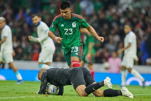 RECORD DATE NOT STATED CONCACAF NATIONS LEAGUE 2022-2023 Mexico vs Honduras CFV (L-R), Jesus Gallardo of Mexico and Edrick Menjivar of Honduras during the game Mexican national team, Nationalteam (Mexico) vs Honduras, corresponding to the Quarterfinals second Leg of the Concacaf Nations League 2023-2024, at Azteca, on November 21, 2023. <br><br> (I-D), Jesus Gallardo de Mexico y Edrick Menjivar de Honduras durante el partido Seleccion Nacional Mexicana (Mexico) vs Honduras, correspondiente a Cuartos de Final Vuelta de la Liga de Naciones de Concacaf 2023-2024, en el Estadio Azteca, el 21 de Noviembre de 2023. CIUDAD DE MEXICO CDMX MEXICO Copyright: xDavidxLeahx 20231121213030_CNL_CFV_MEX_HON_GALLARDO190